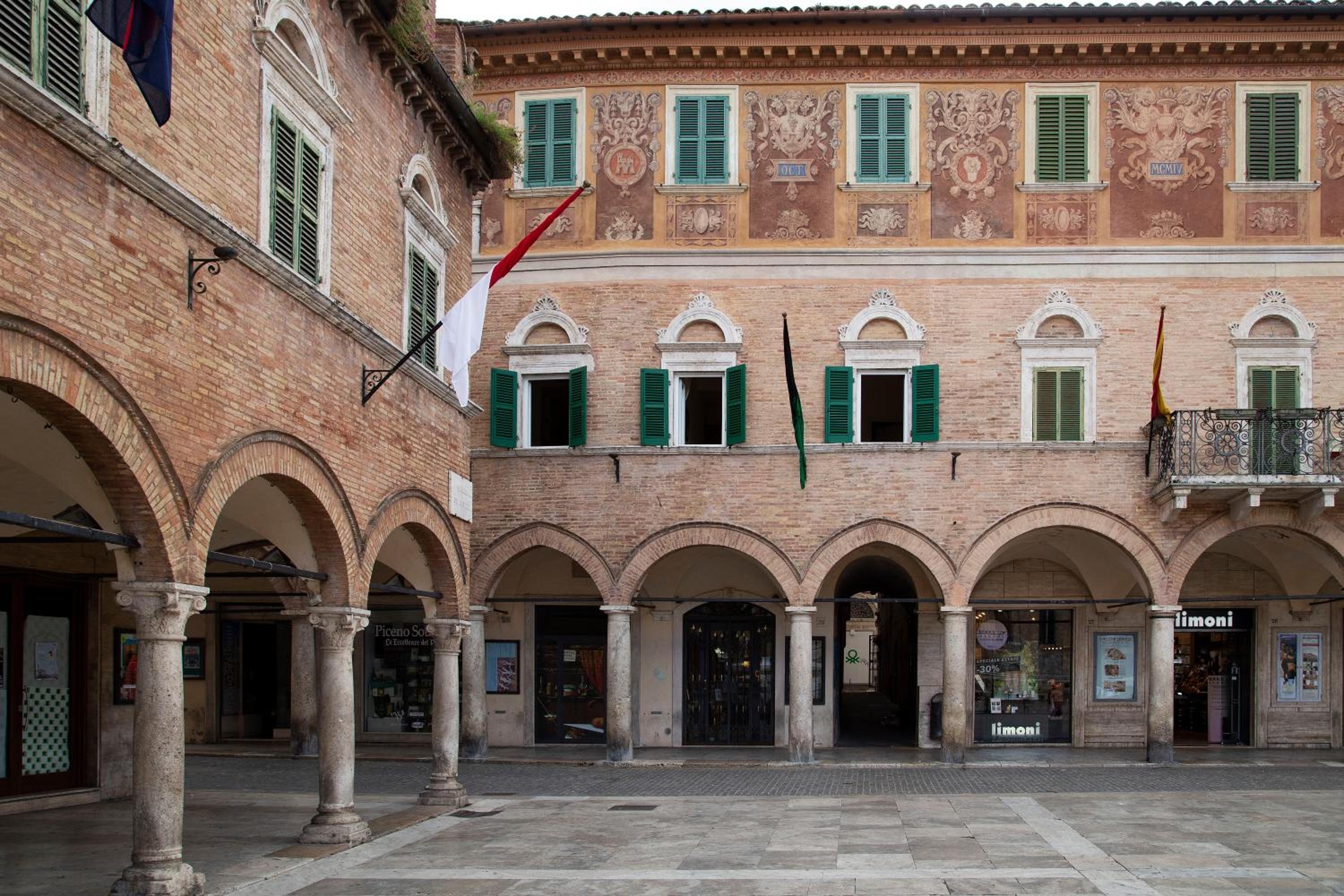 Residenza dei Capitani - Piazza del Popolo