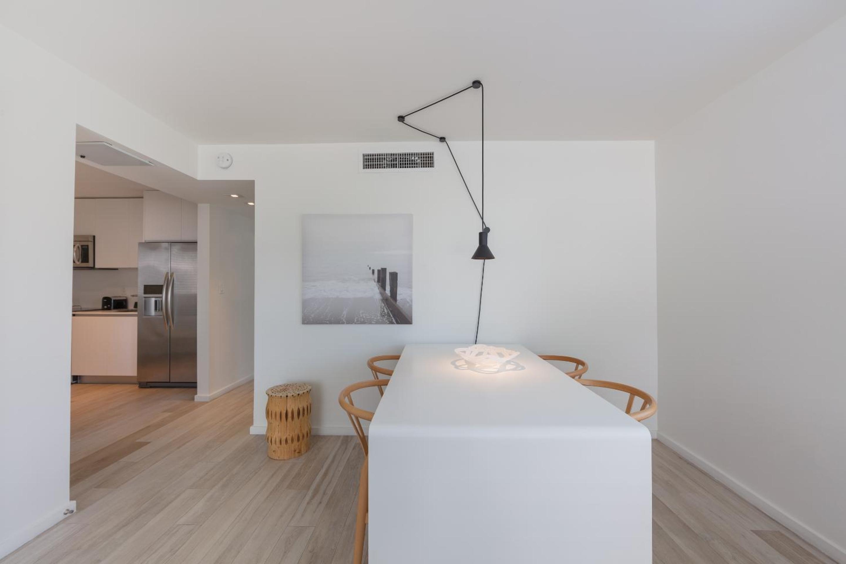 Foto de Beach Haus Key Biscayne Contemporary Apartments