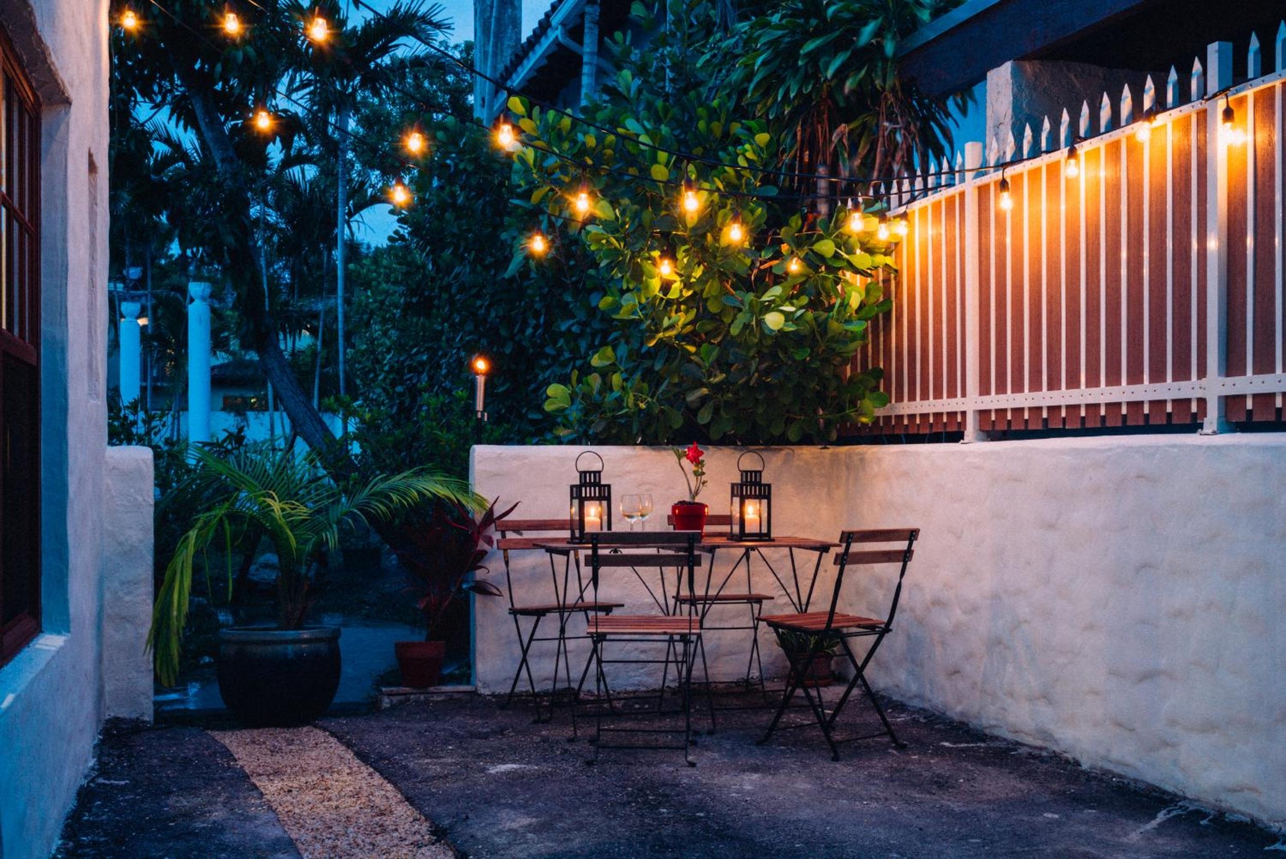 Foto de Renovated Historic Coconut Grove Cottage Home