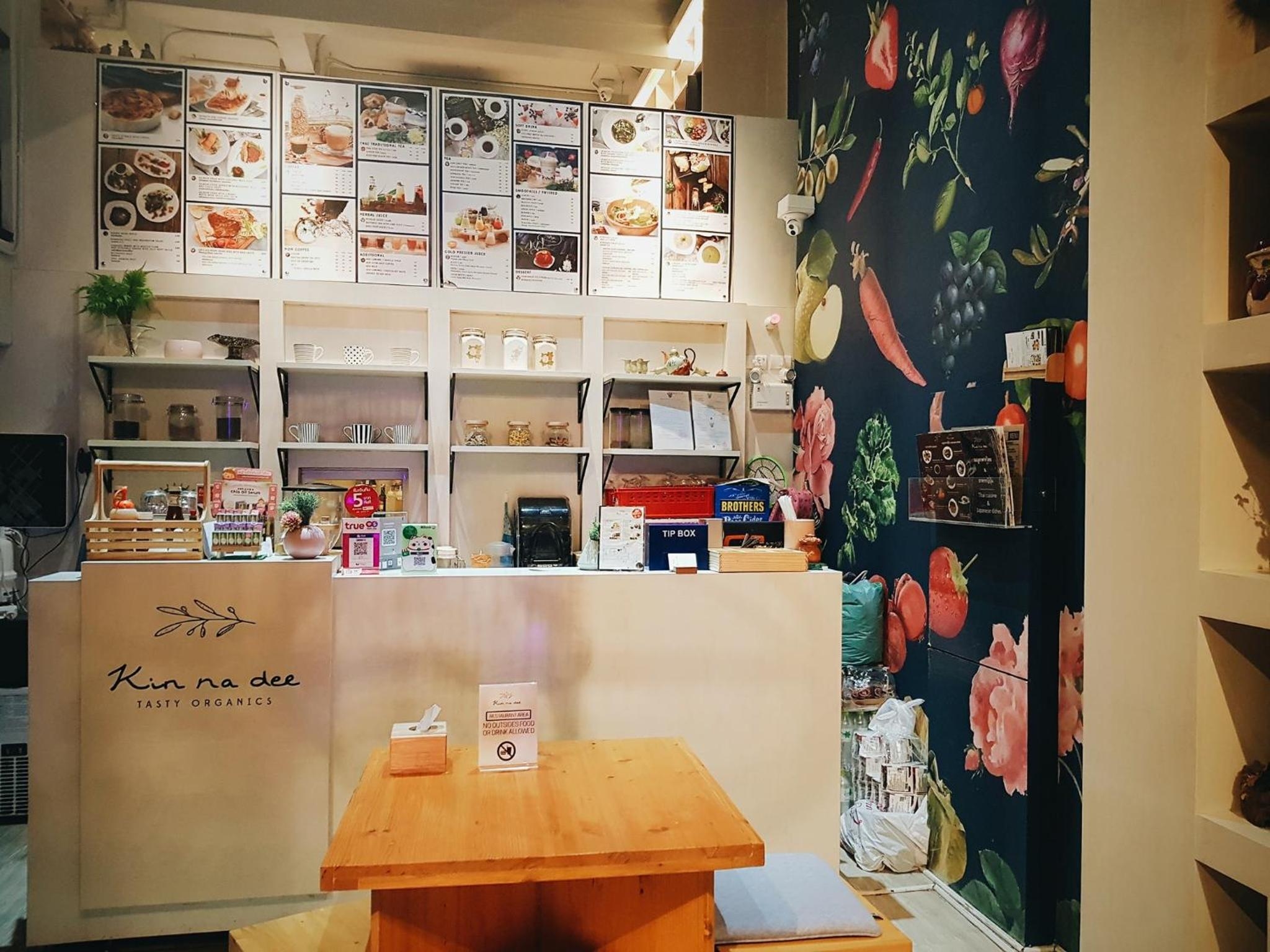 Foto de Kinnon Deluxe Hostel Coworking Cafe
