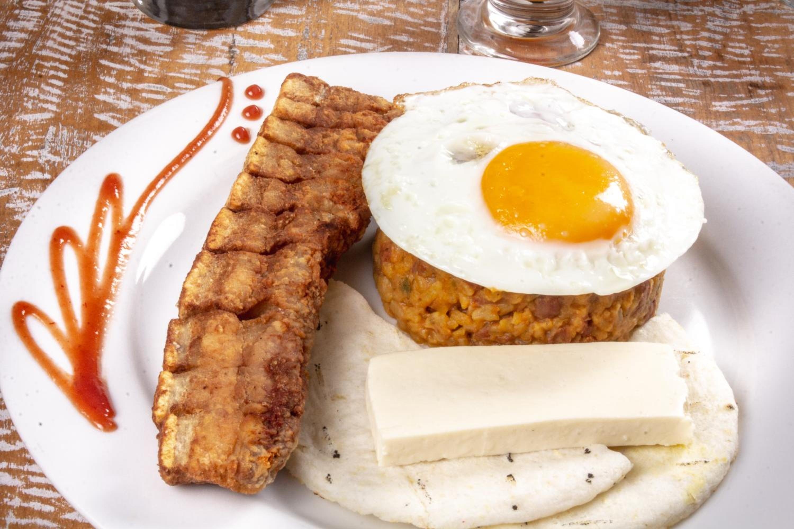 Hotel Mediterraneo, Laureles