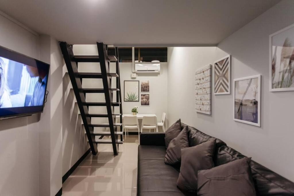 Foto de S1 Large Duplex Silom 3 Beds, Full Kitchen WIFI