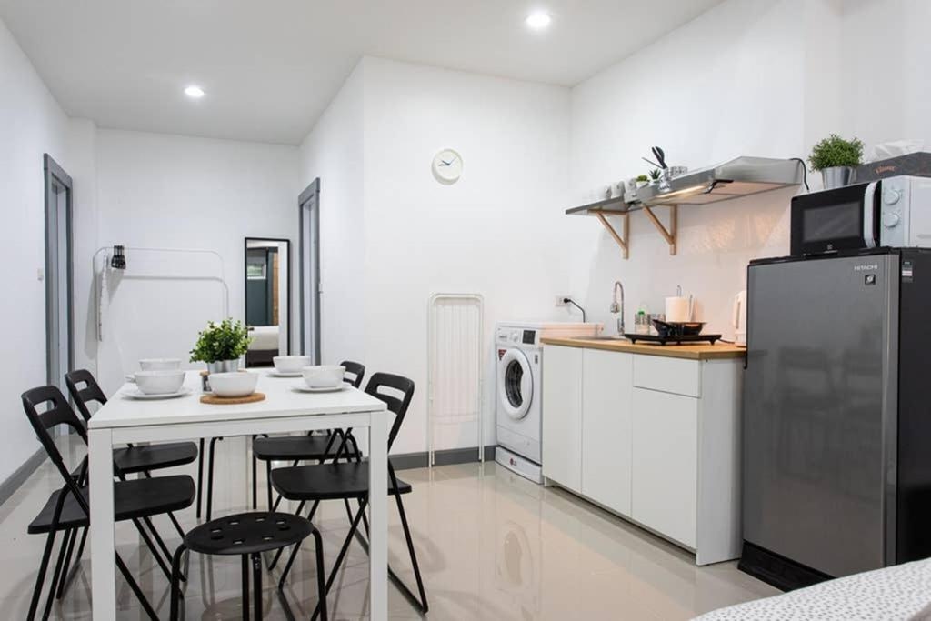 Foto de P1 Silom Pan large room full kitchen WIFI 4-6pax