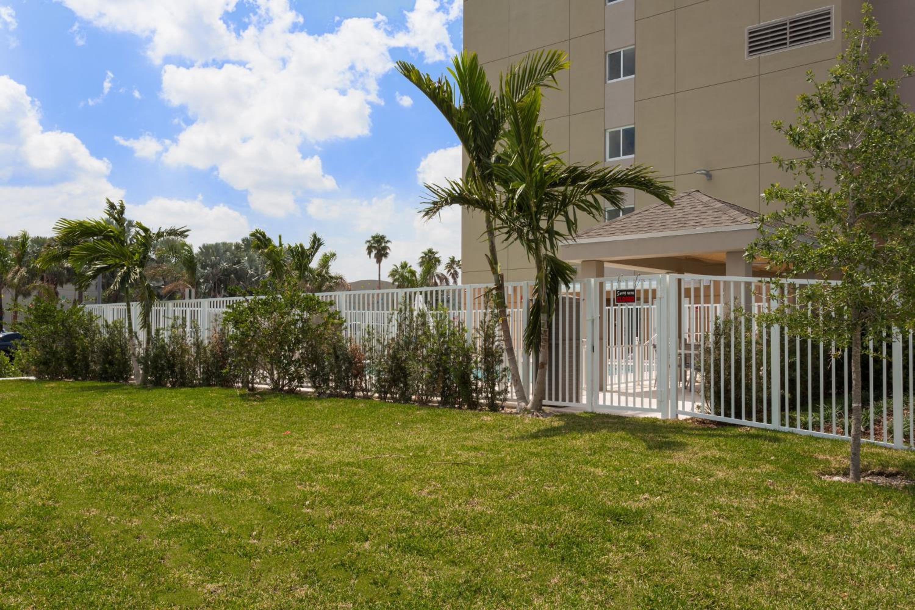 Foto de Candlewood Suites Miami Intl Airport - 36th St by IHG