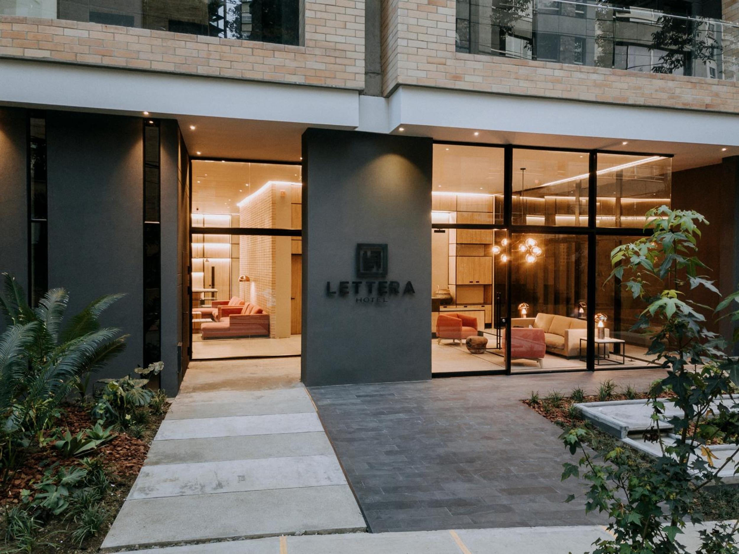Lettera Hotel, Poblado