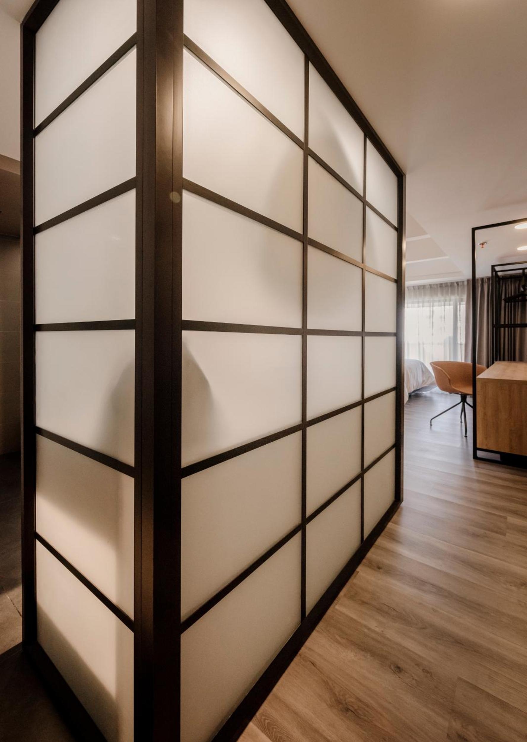 Lettera Hotel, Poblado