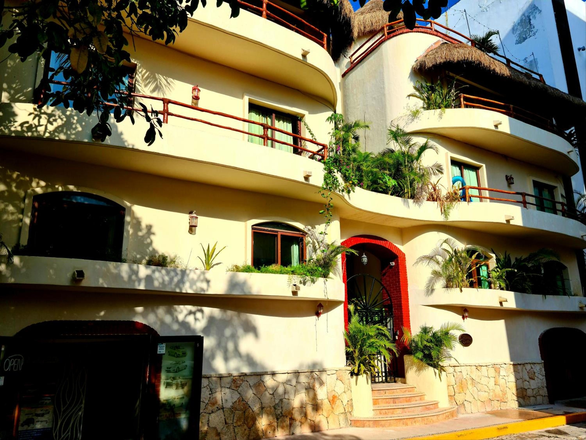 Foto de Luxury Villa steps to the beach & 5ta av, AMAZING