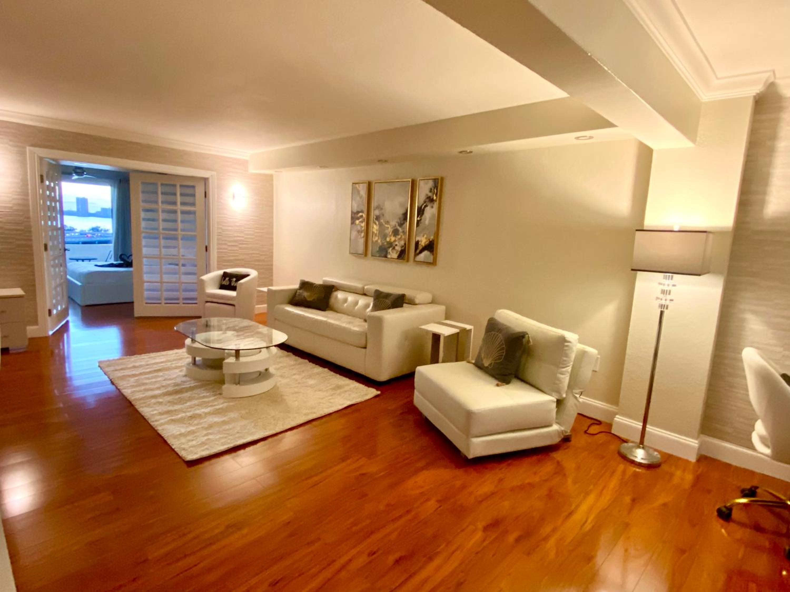 Foto de Deluxe waterfront one bedroom apartment with Miami Skyline view, free parking 5 mins drive to Miami Beach