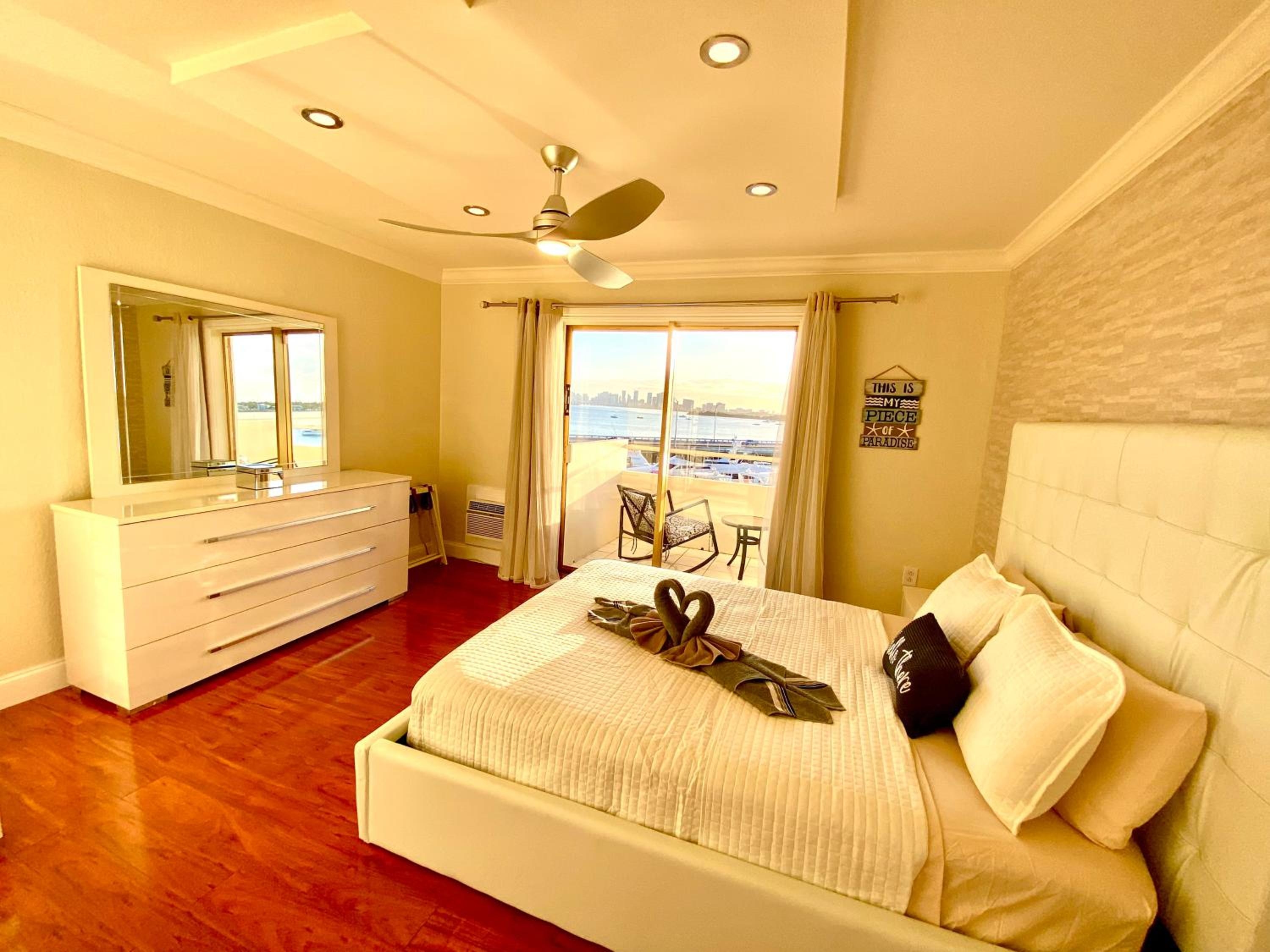 Foto de Deluxe waterfront one bedroom apartment with Miami Skyline view, free parking 5 mins drive to Miami Beach