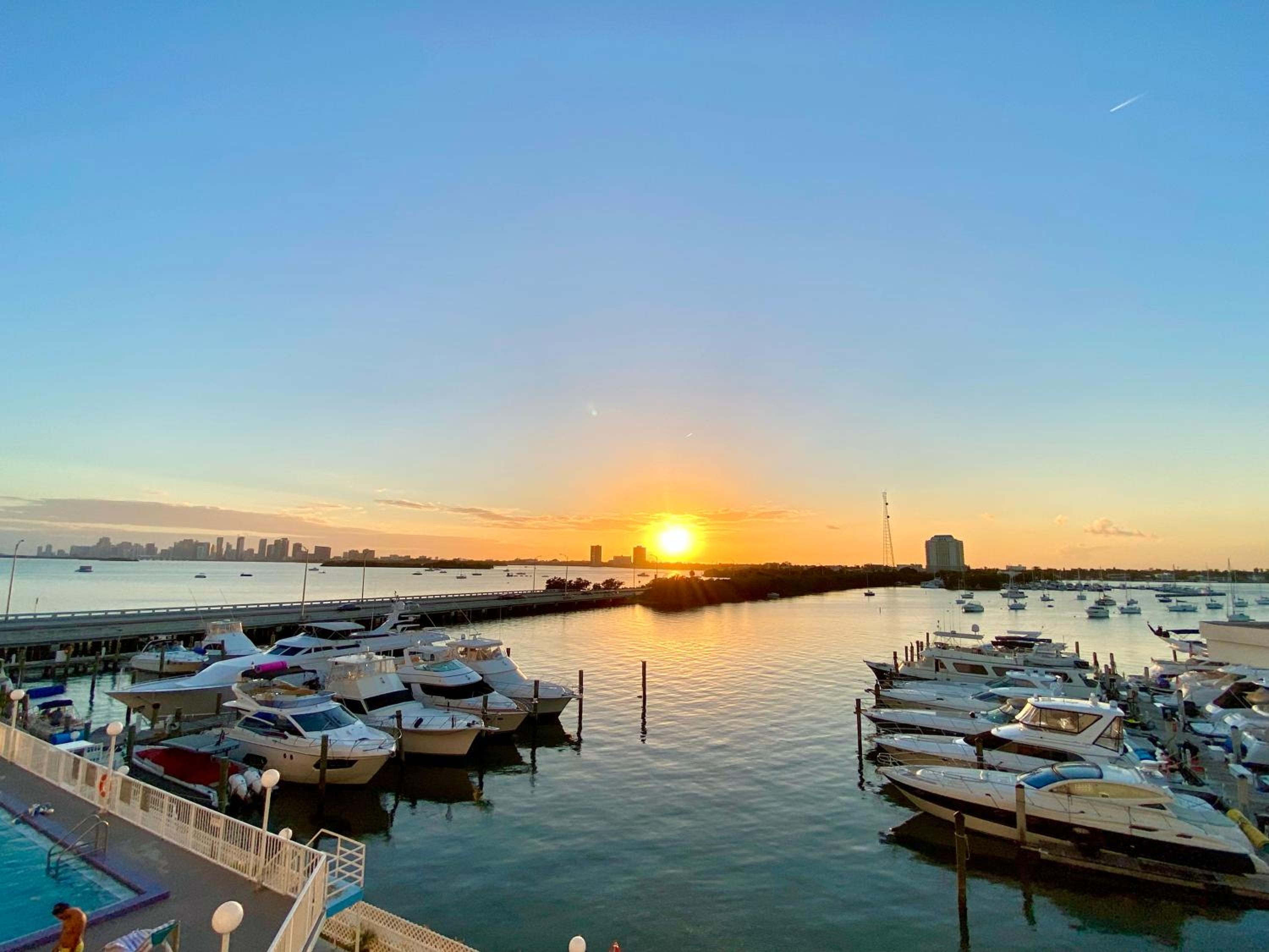 Foto de Deluxe waterfront one bedroom apartment with Miami Skyline view, free parking 5 mins drive to Miami Beach