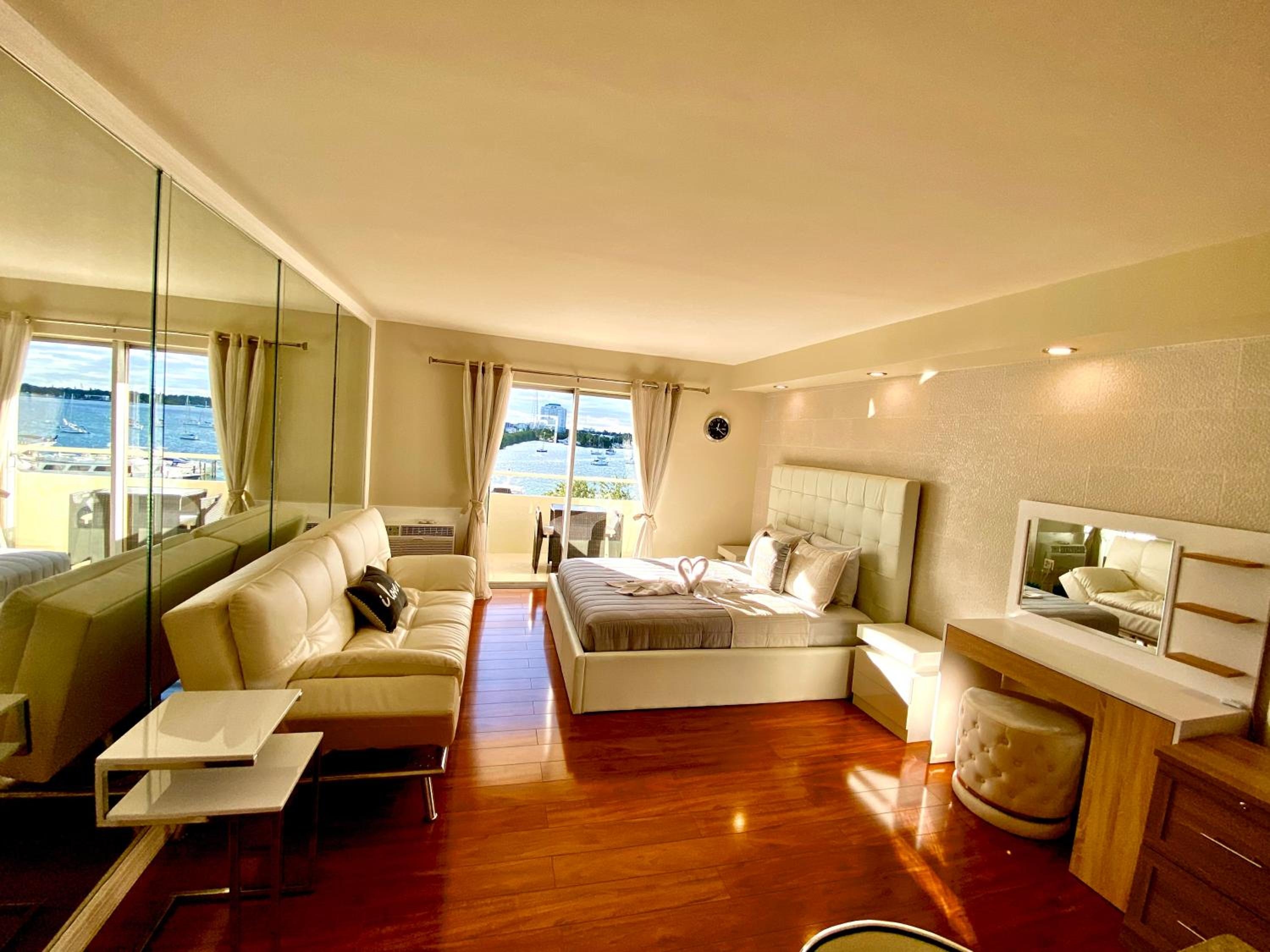 Foto de Modern waterfront apartment with Miami Skyline view, free parking 5 mins drive to Miami Beach