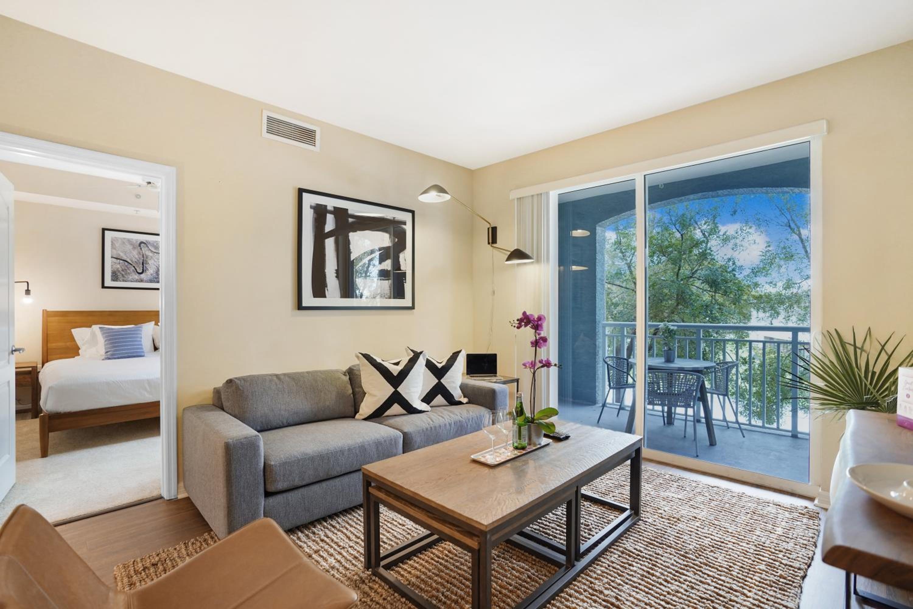 Foto de Dharma Home Suites South Miami at Red Road Commons
