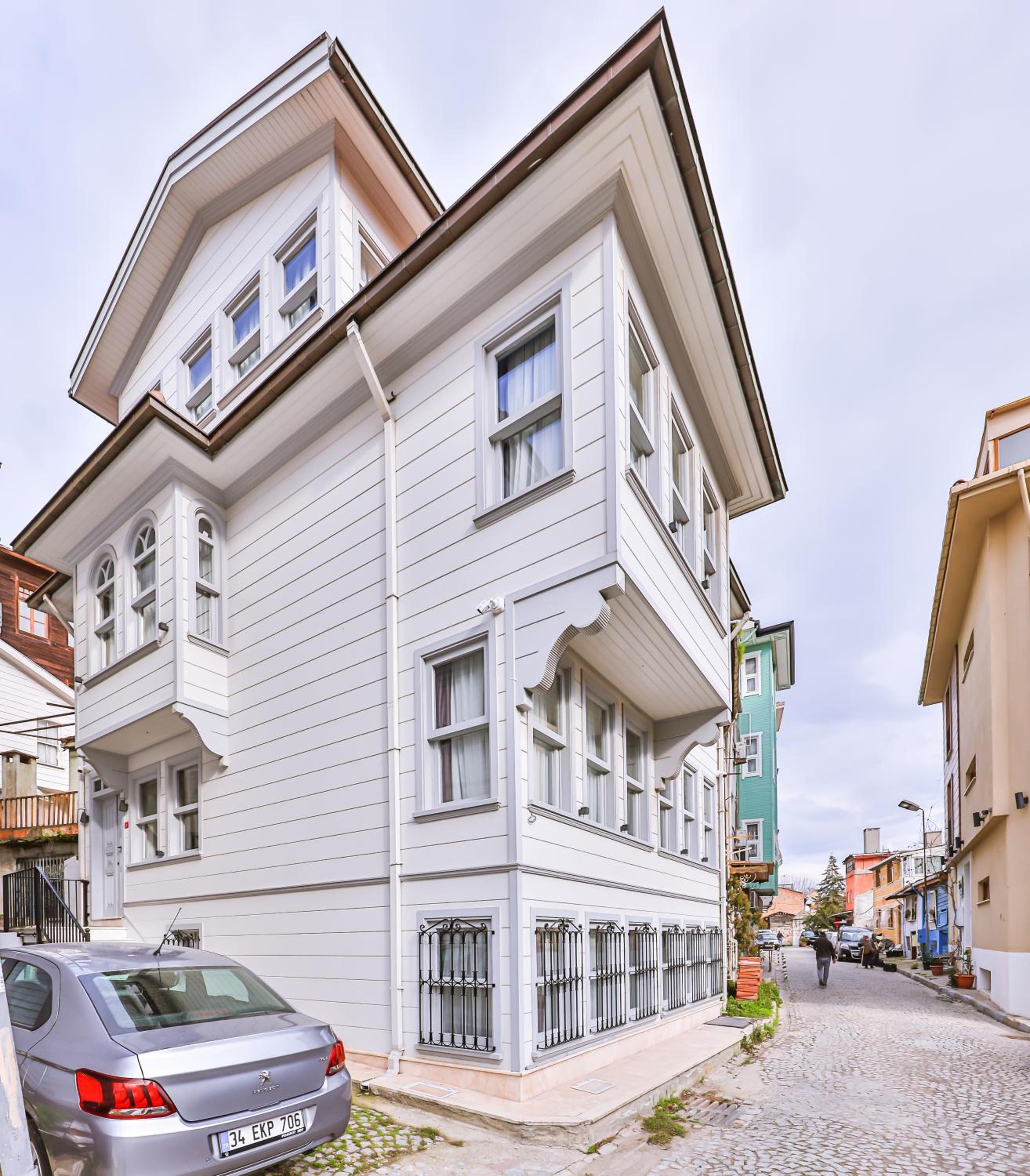 9 Doors Hotel