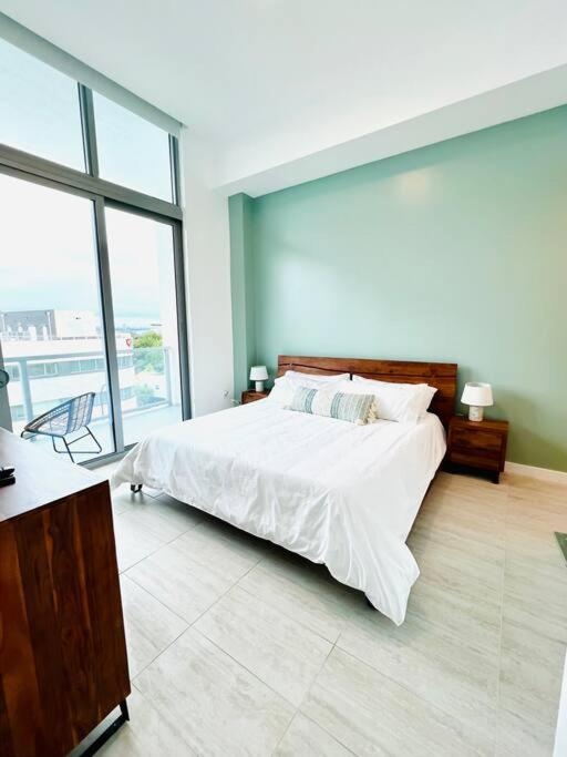 Foto de Sleek 2BD 2BA Condo In Miami Design District