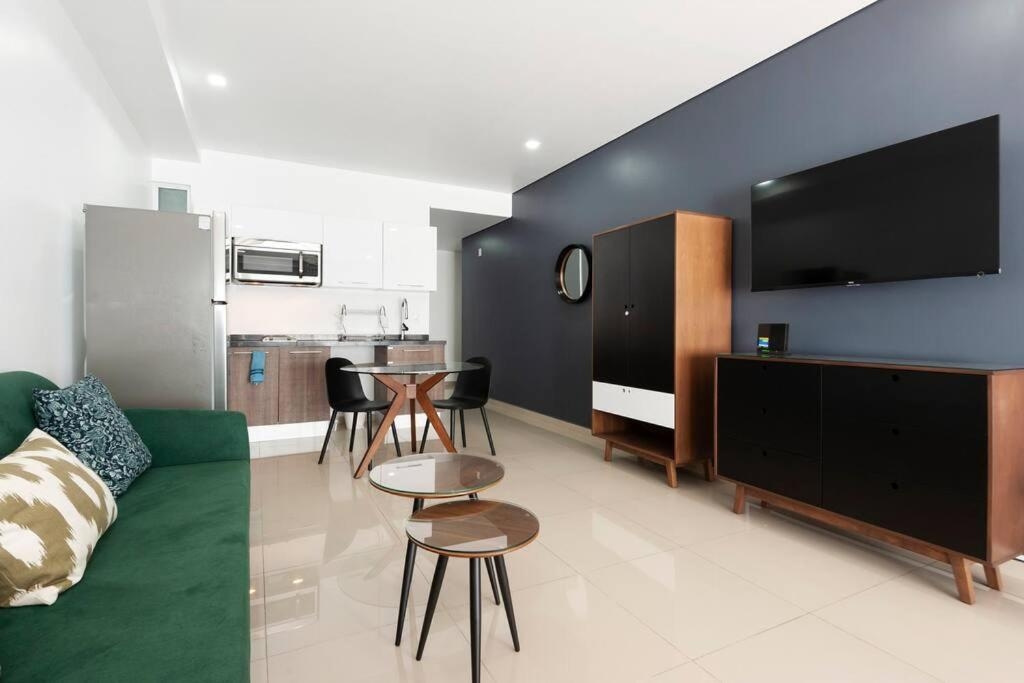 Foto de 600 sq ft in trendy area, 150 BPS fiber optic