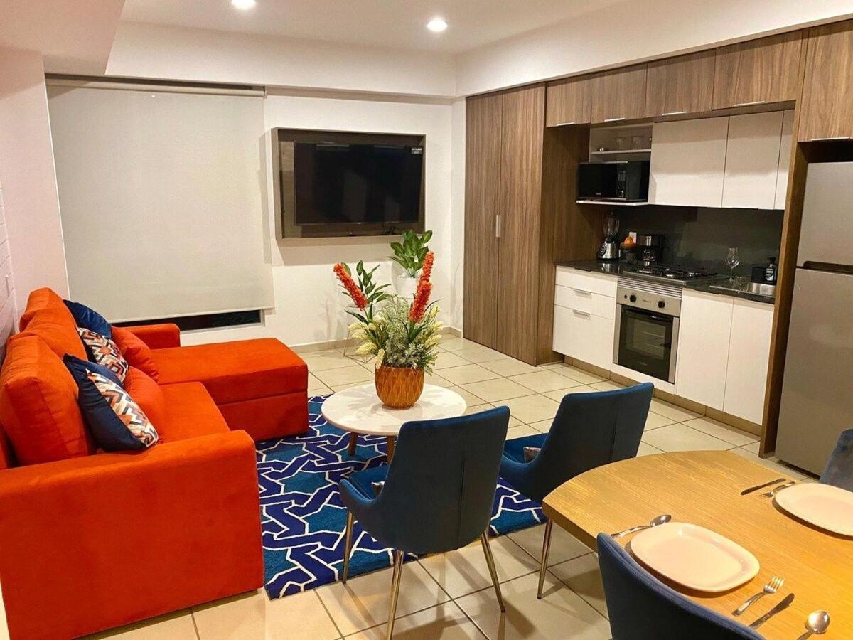 Foto de Unique 2 Bedroom, Pool and Fitness Center Design