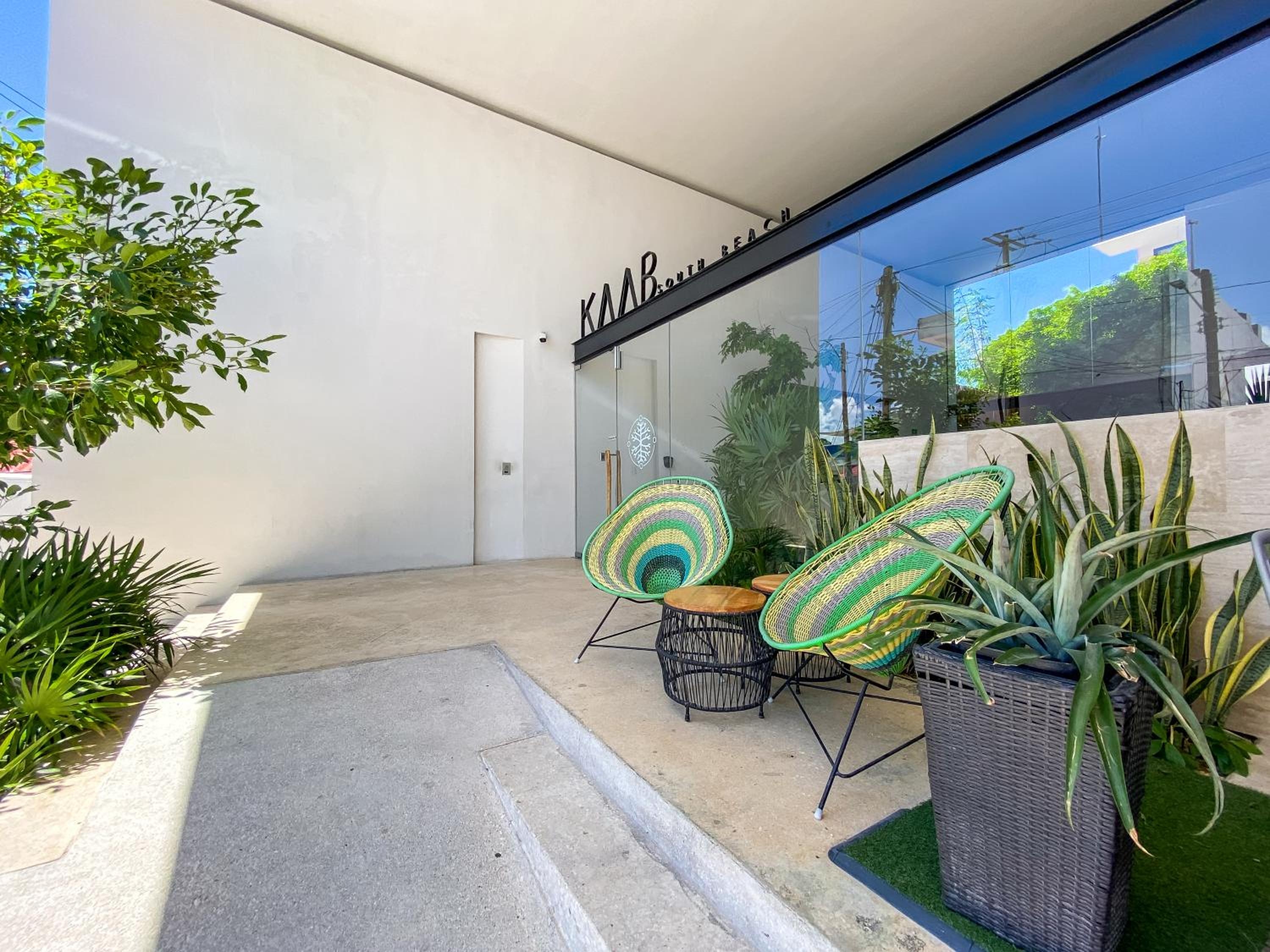 Foto de Big Studio at KAAB BY THE BEACH with roof top pool near Paseo del Carmen Mall