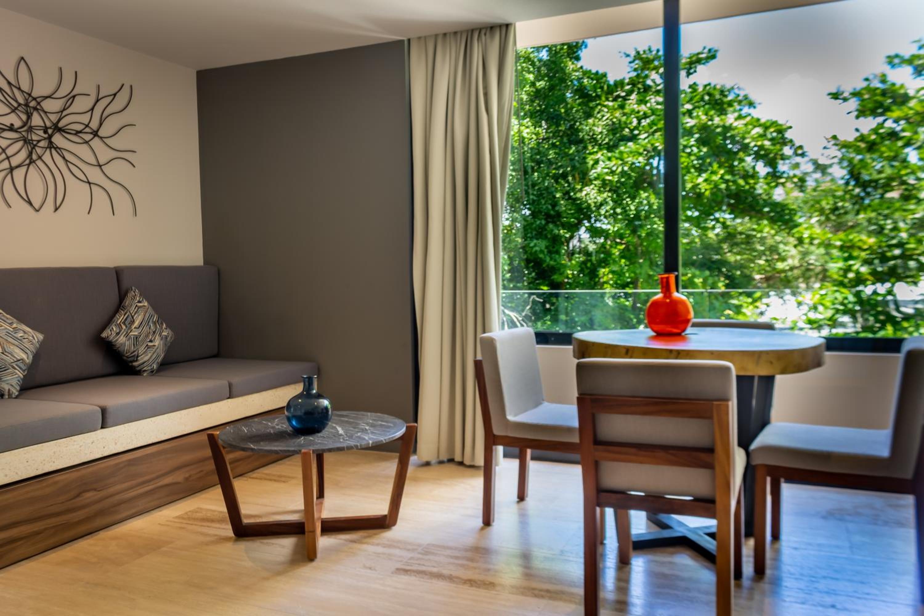 Foto de Big Studio at KAAB BY THE BEACH with roof top pool near Paseo del Carmen Mall