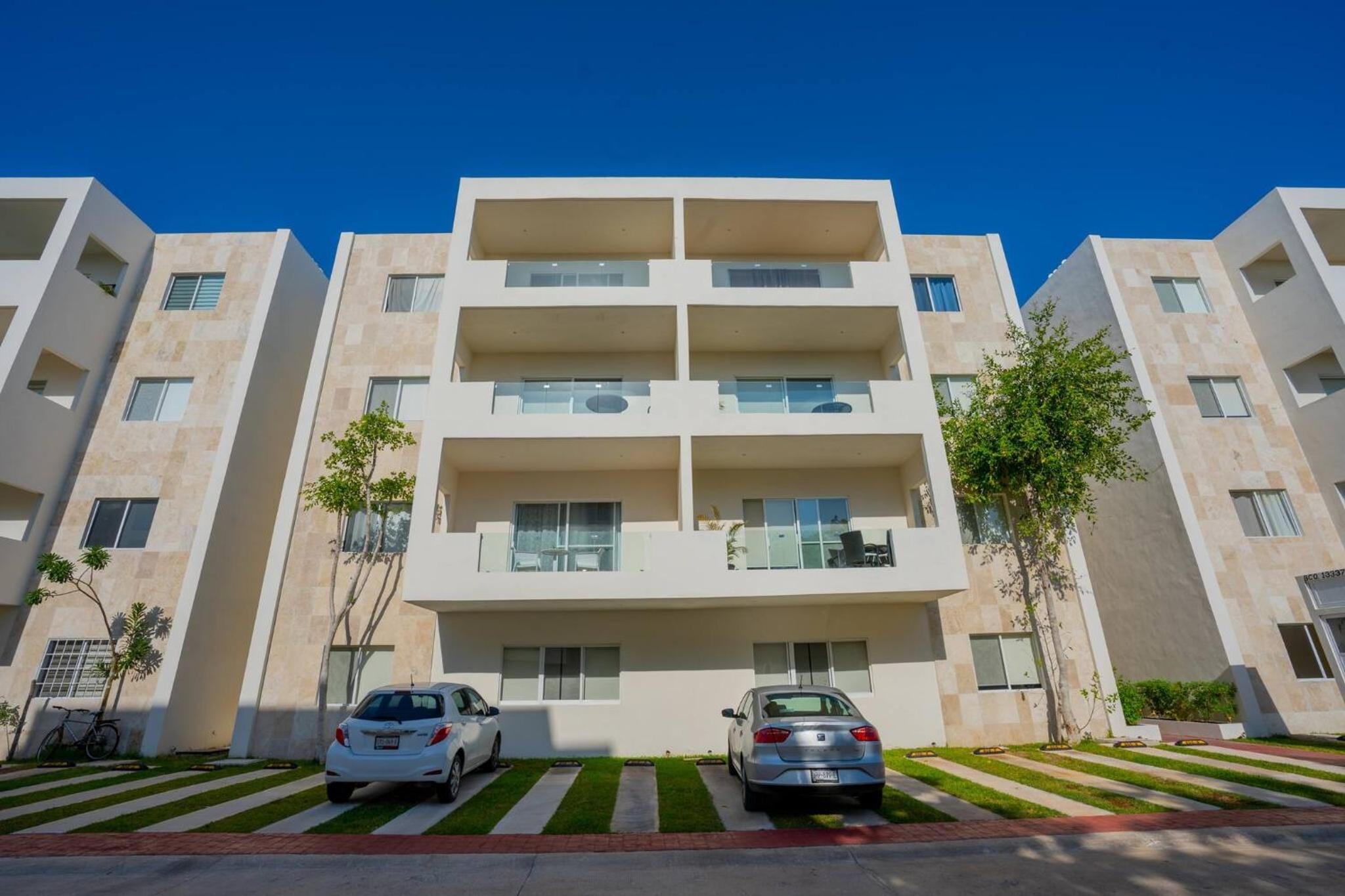 Luxury Apartment With Poll