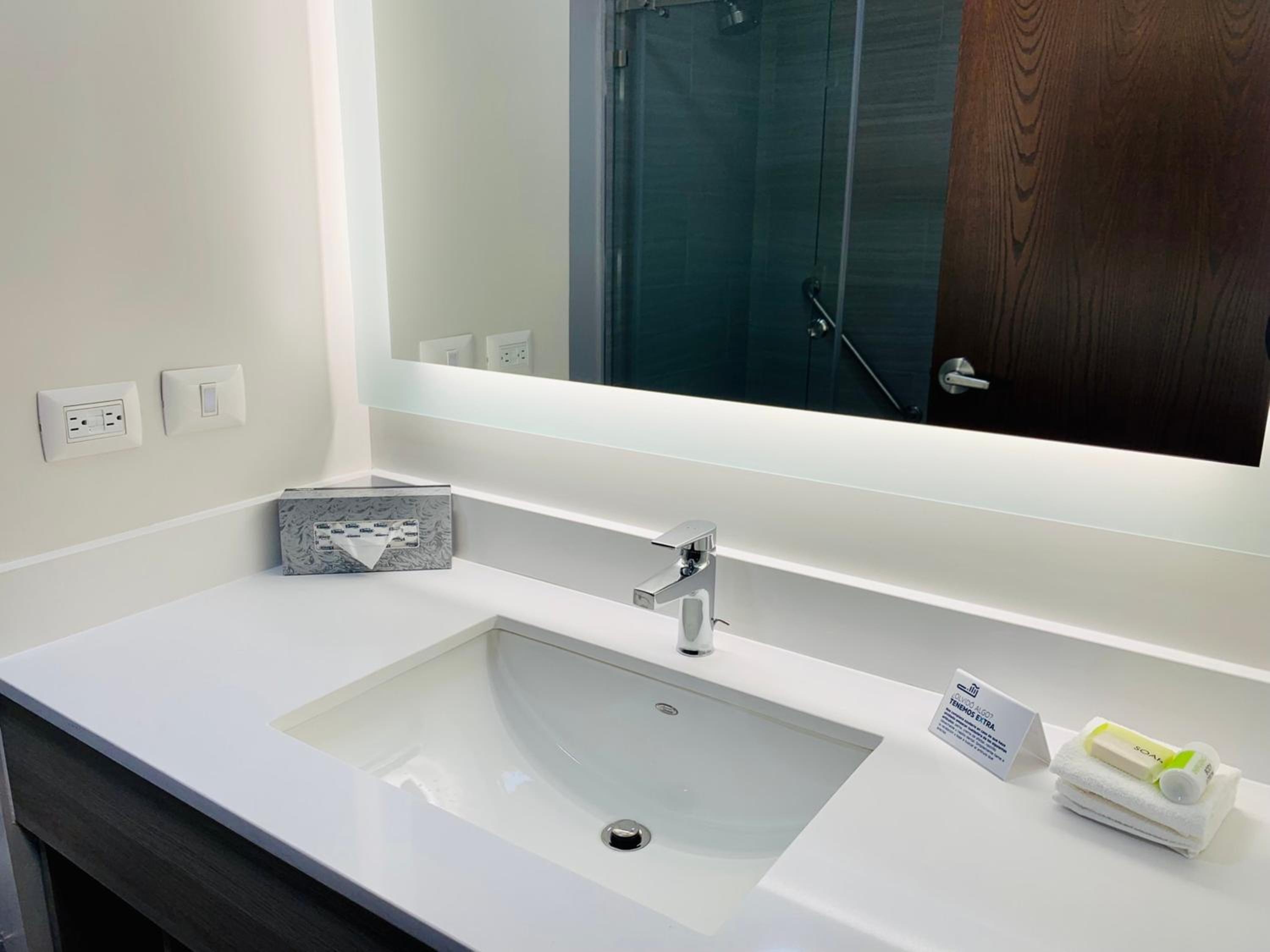 Foto de Holiday Inn Express - Guadalajara Vallarta Poniente by IHG