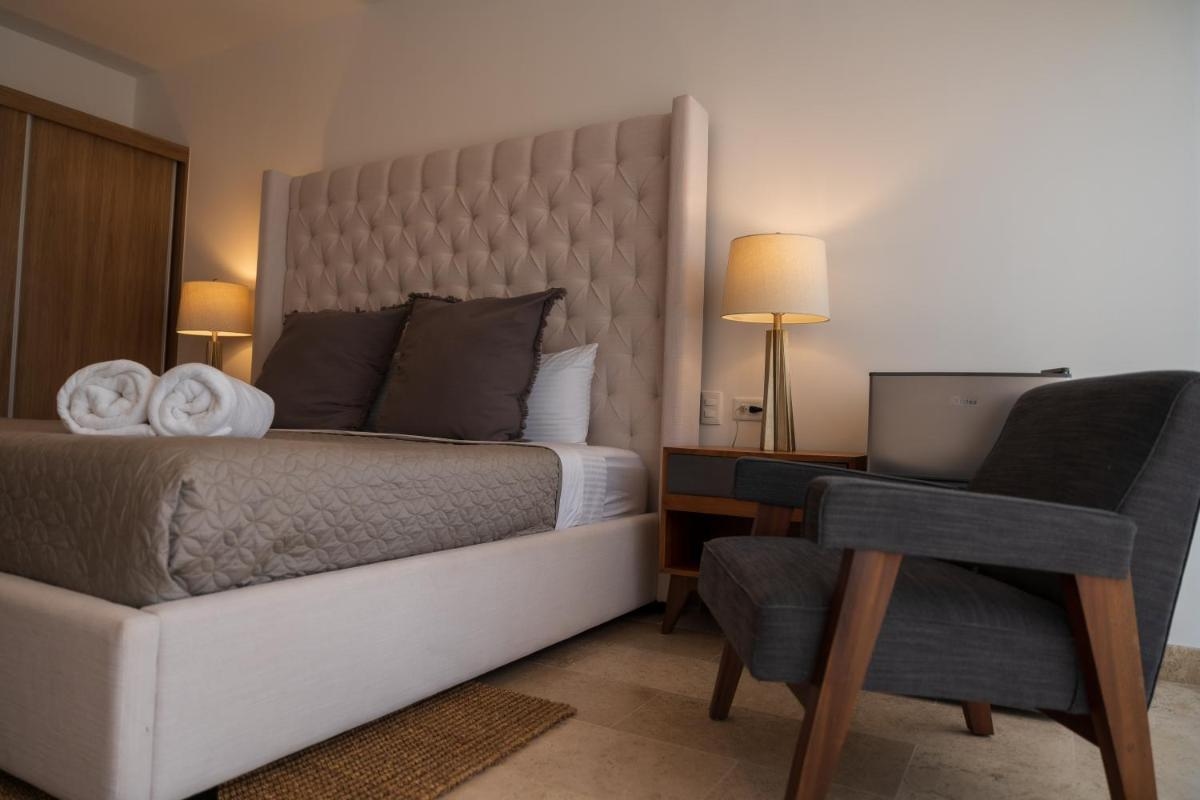 Foto de New & Equipped Apartment Steps From The Beach With Pool Jacuzzi By Yeah