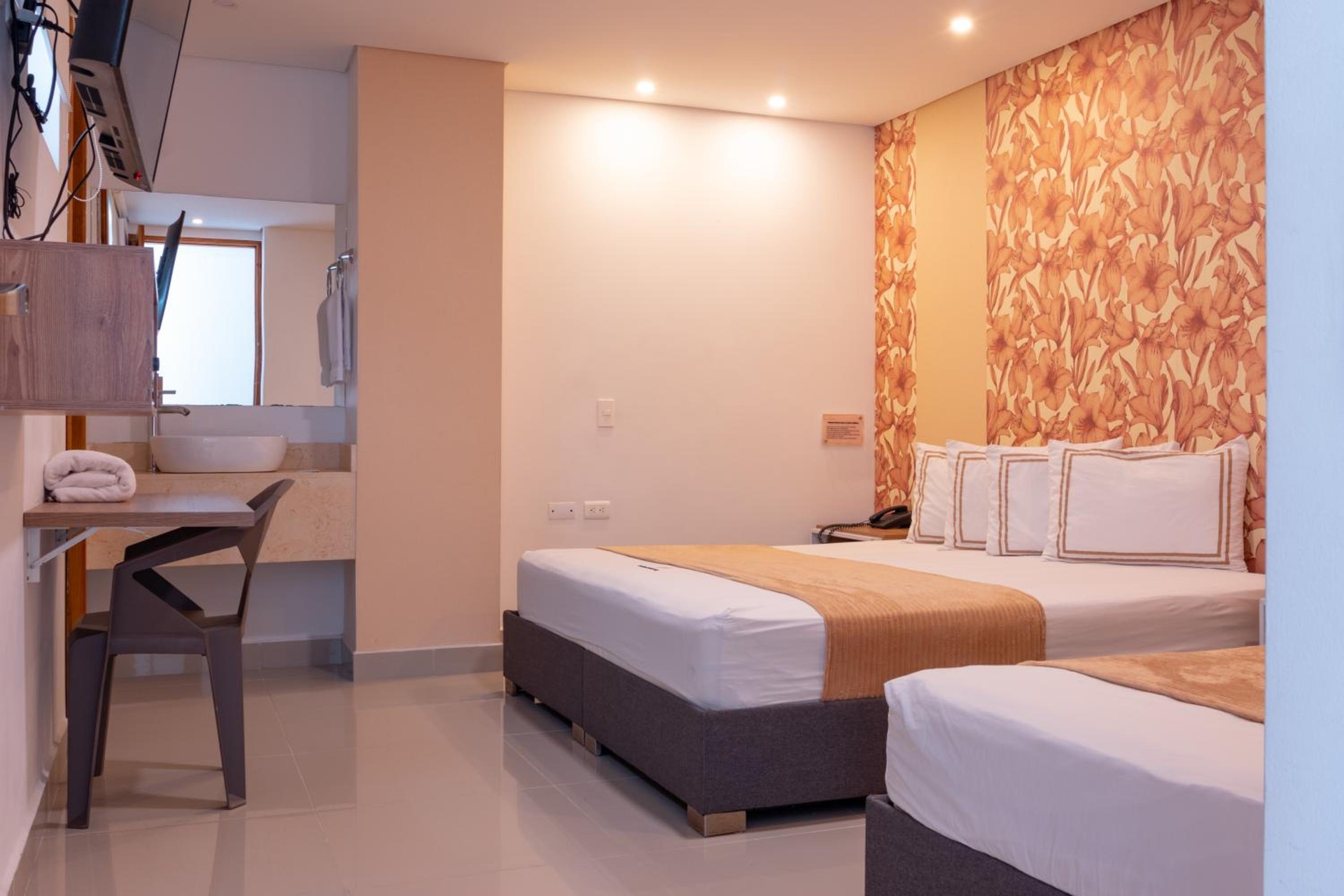 Infinity Hotel, Laureles