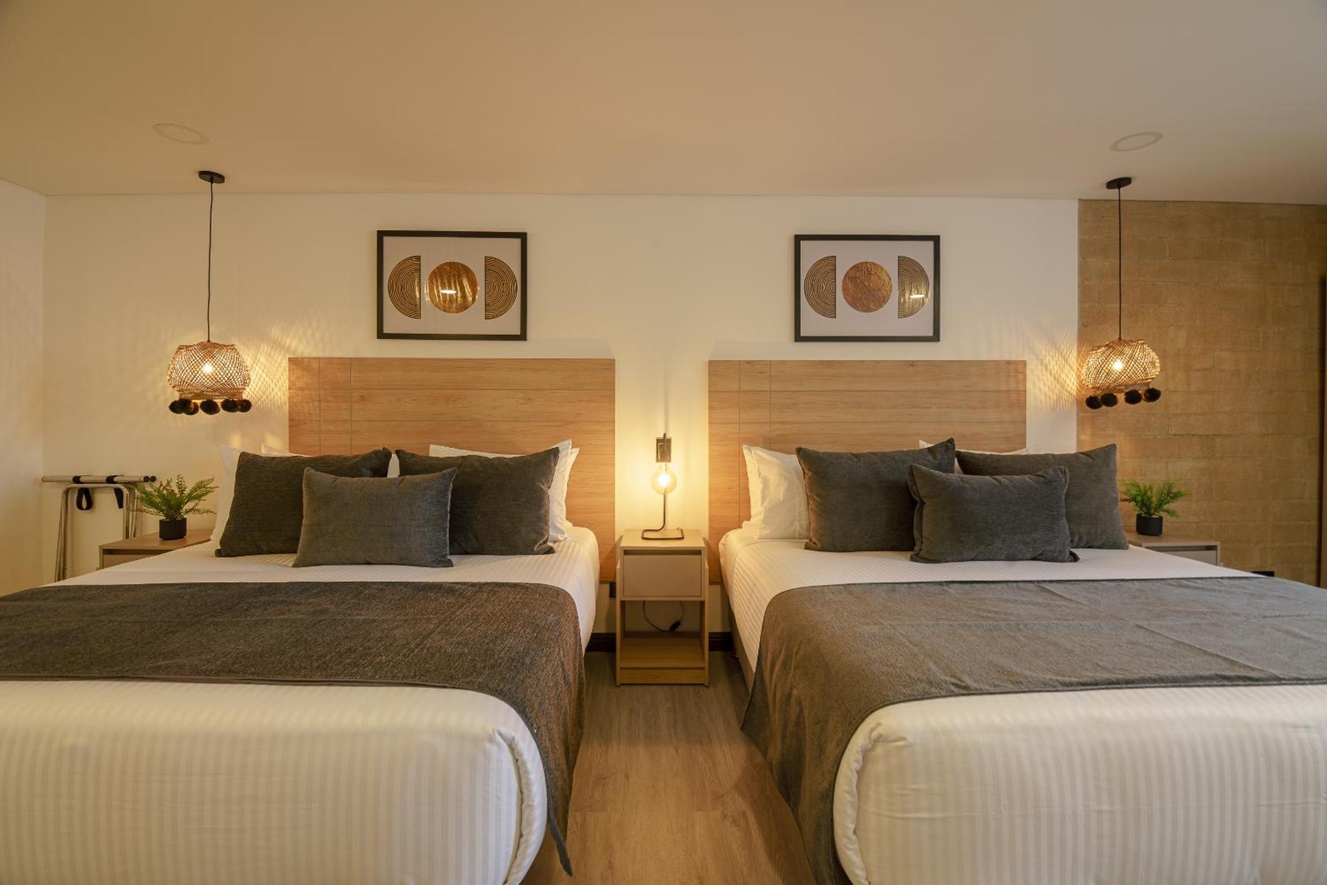 First Class Hotel, Laureles