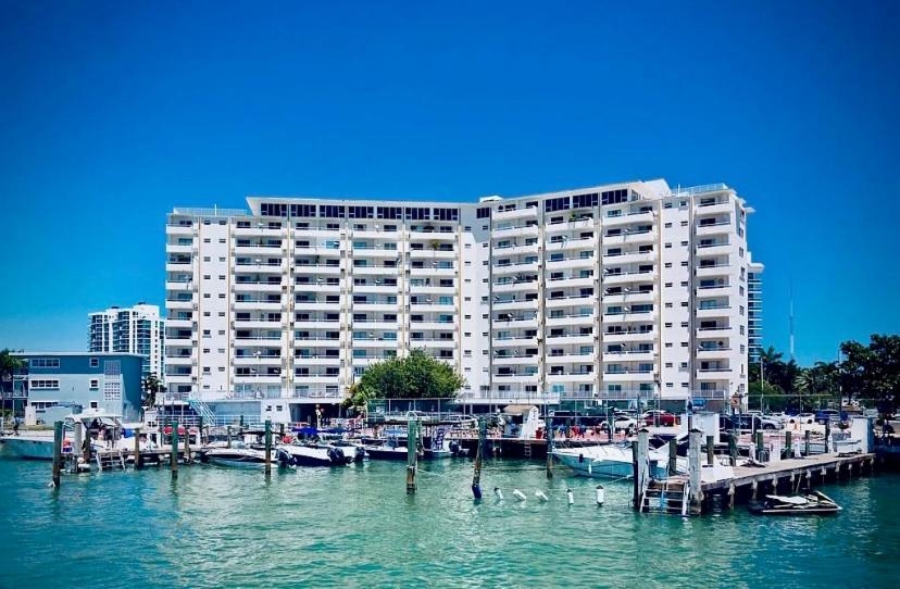 Modern waterfront apartment with Miami Skyline view, free parking 5 mins drive to Miami Beach