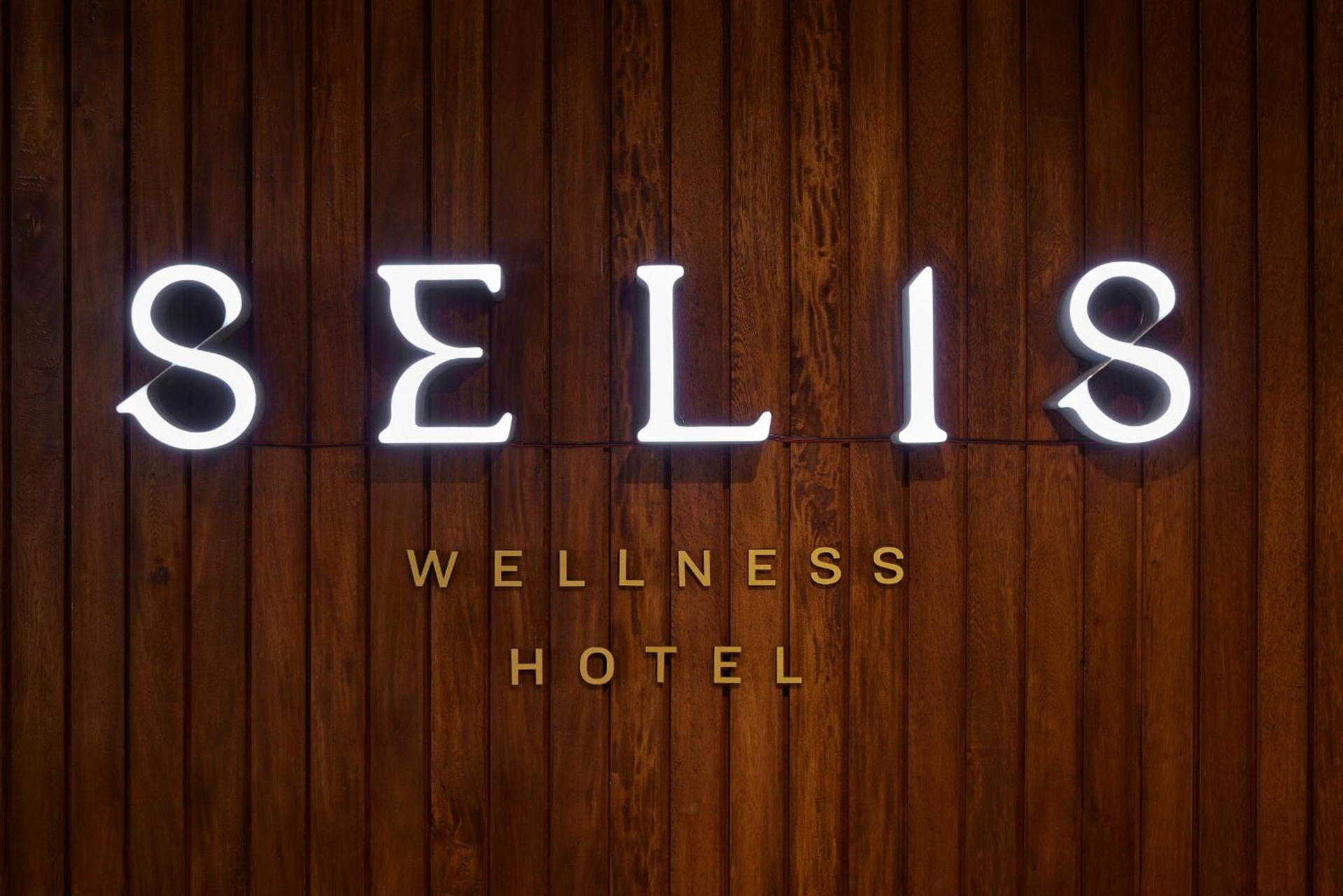Hotel Selis, Poblado