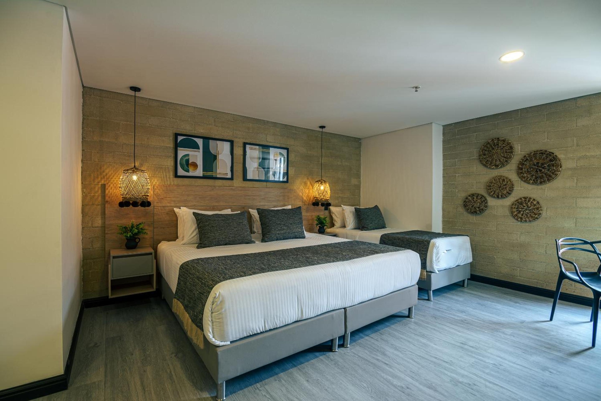 First Class Hotel, Laureles