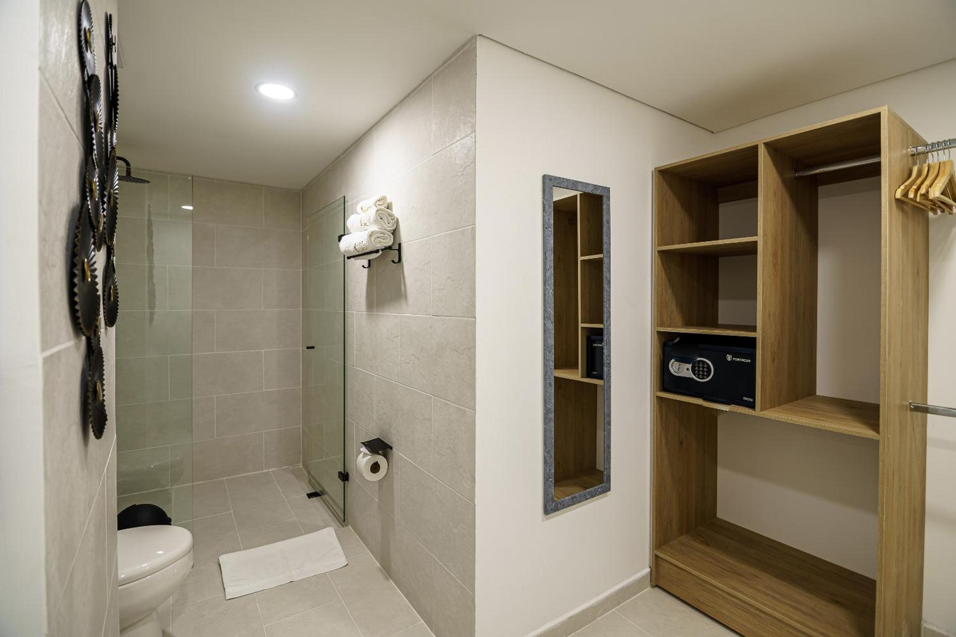 First Class Hotel, Laureles