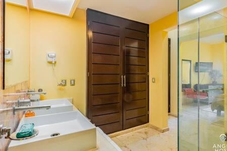 Foto de Oceanfront Condo a Block Off 5th in Heart of Playa