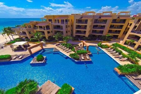 Foto de Oceanfront Condo a Block Off 5th in Heart of Playa