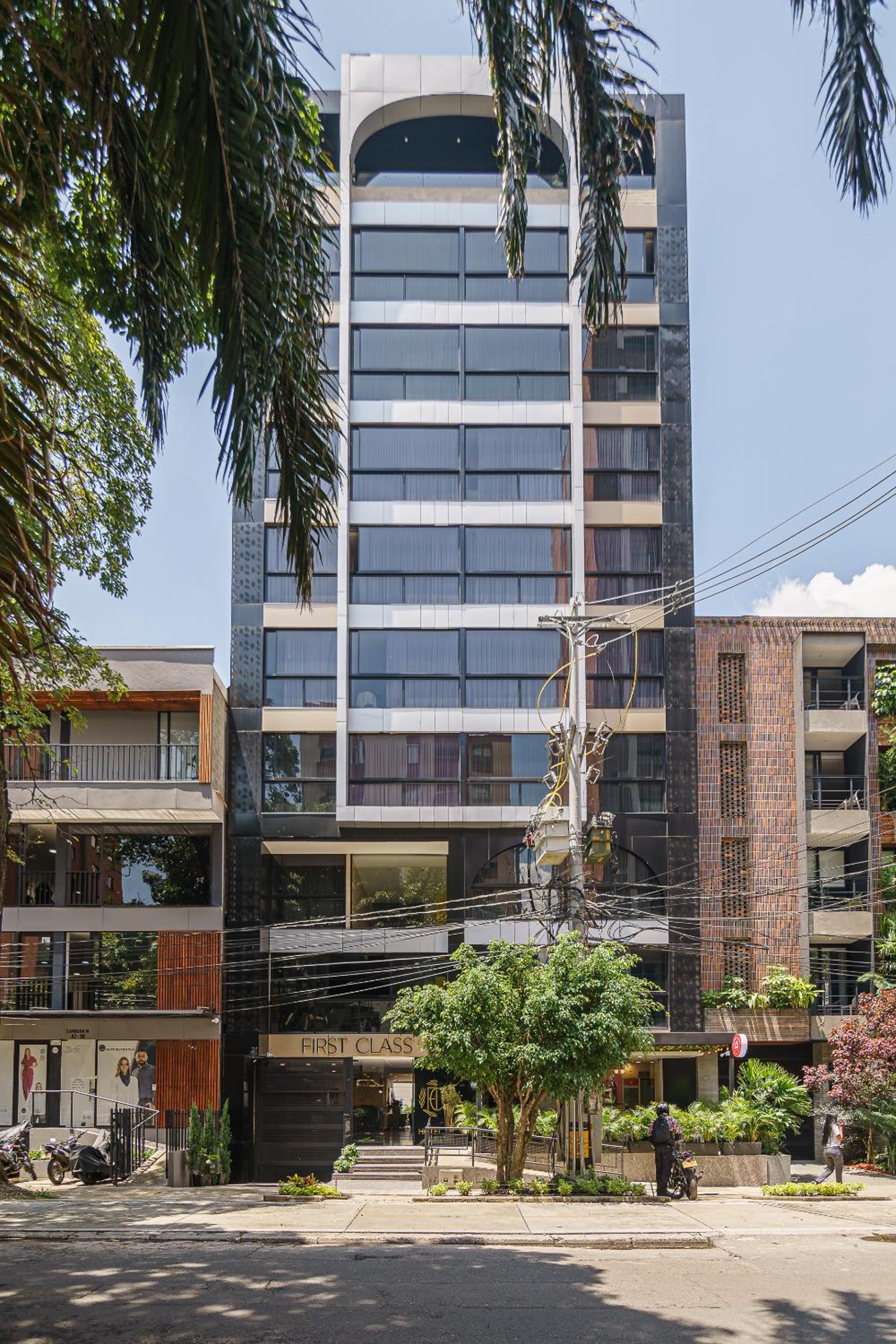 First Class Hotel, Laureles