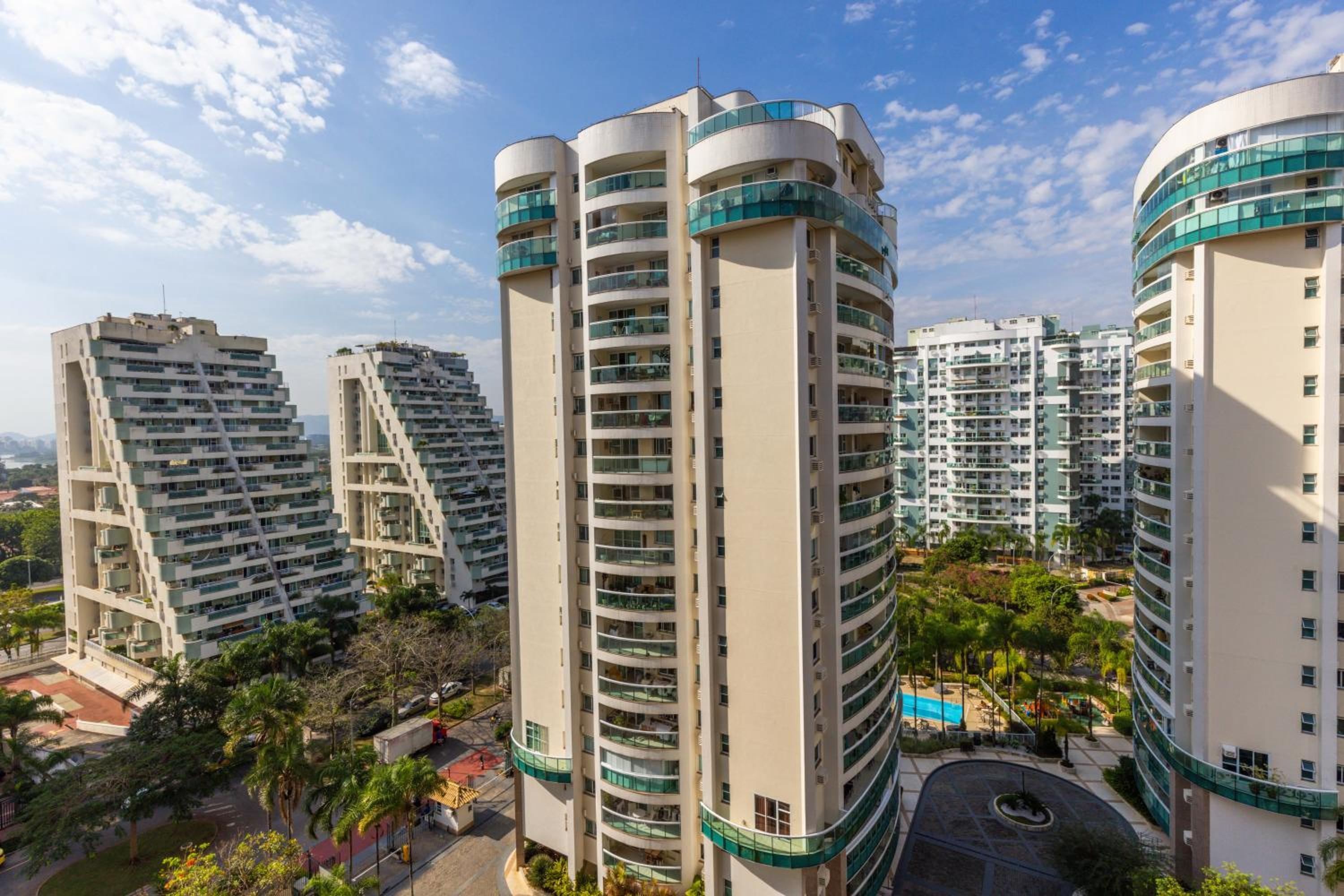 Barra Premium - flat com serviços, recepção 24 horas, piscina, academia e balsa para praia!