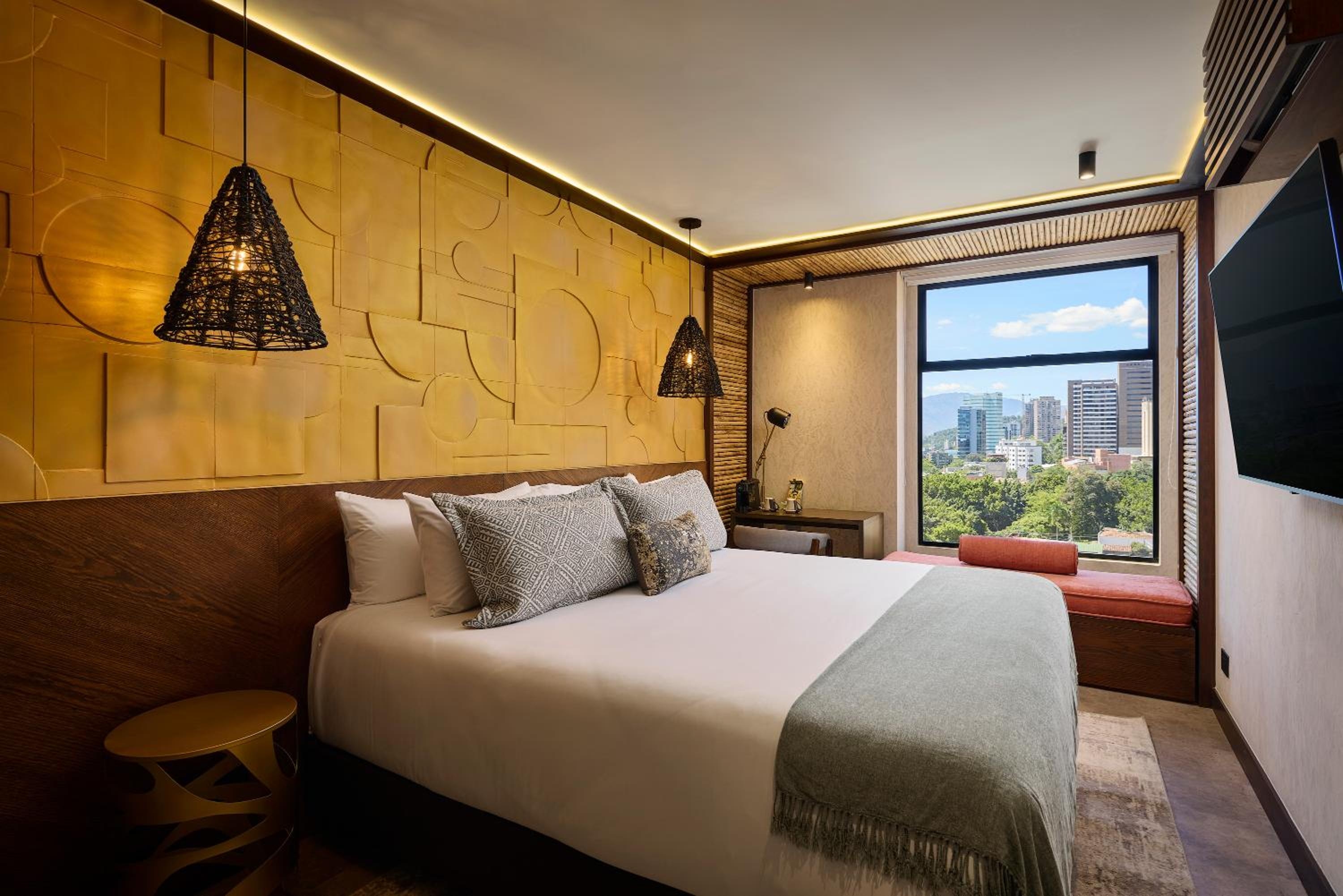 Golden Valley Hotel, Poblado
