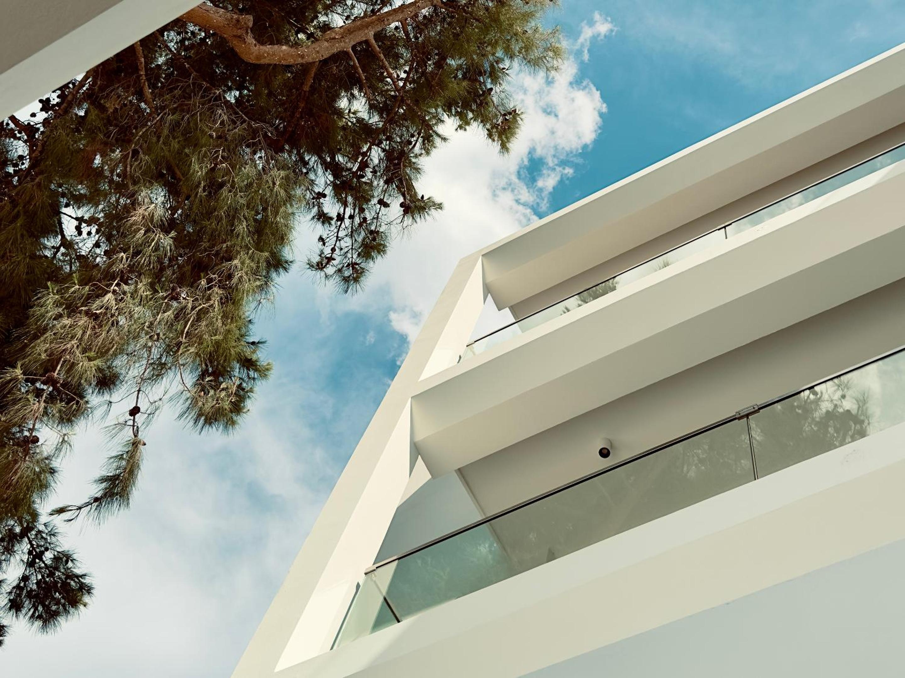 The Roc Club, A Hotel to Live