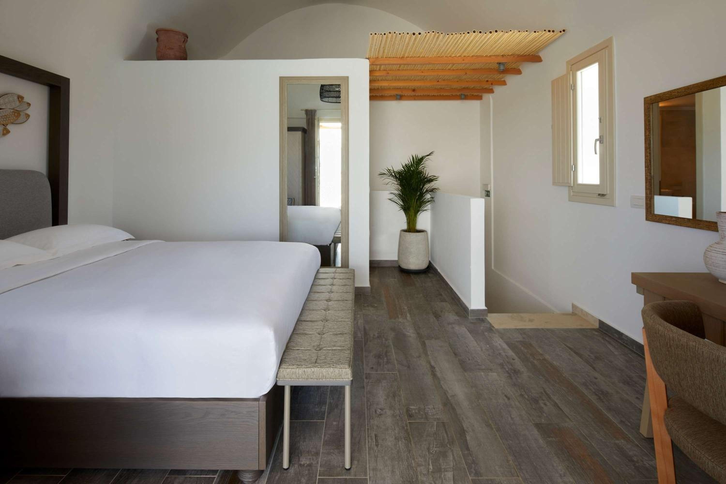 Foto de Sea Breeze Santorini Beach Resort, Curio Collection by Hilton