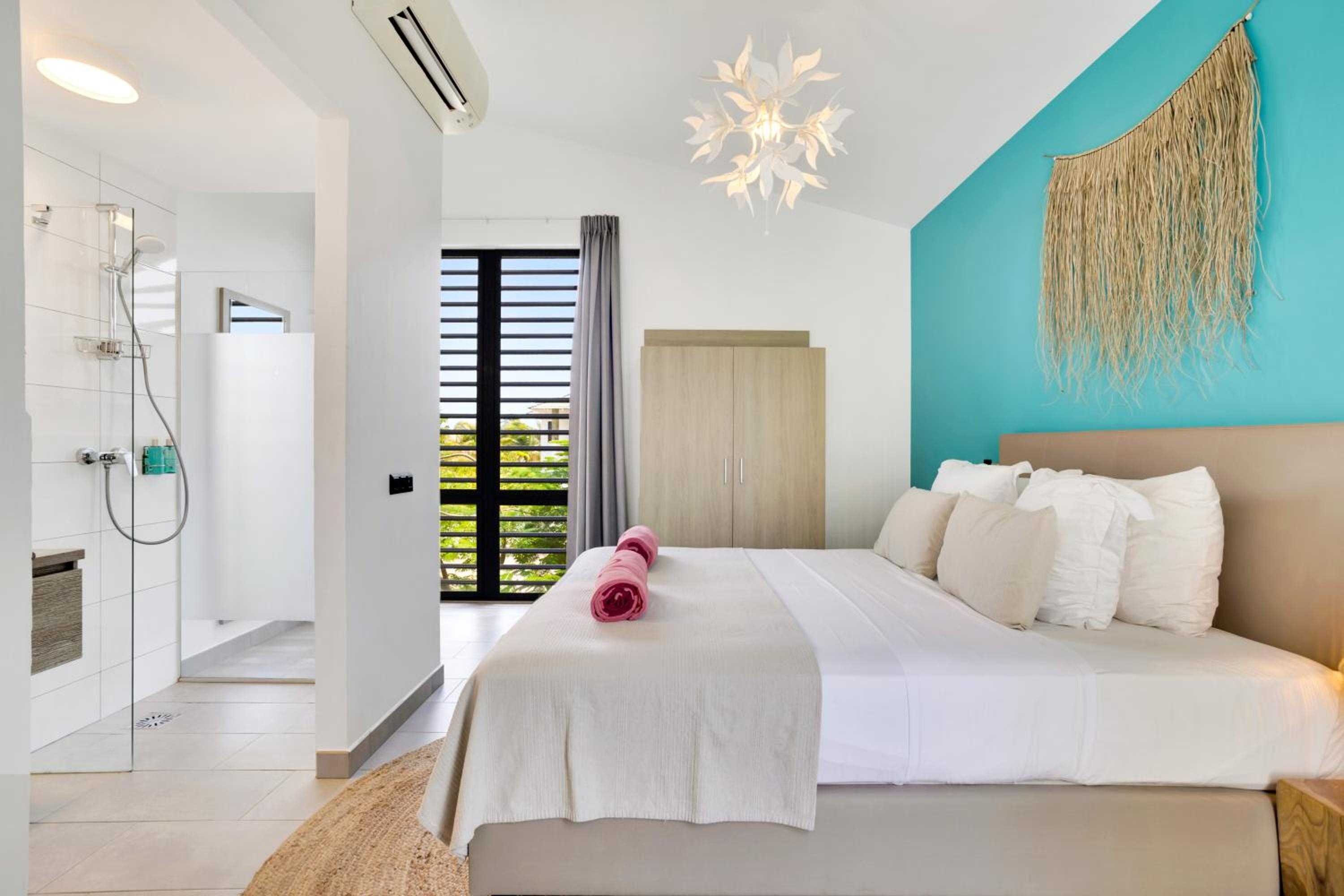 Foto de Delfins Beach Resort Bonaire, Tapestry Collection by Hilton