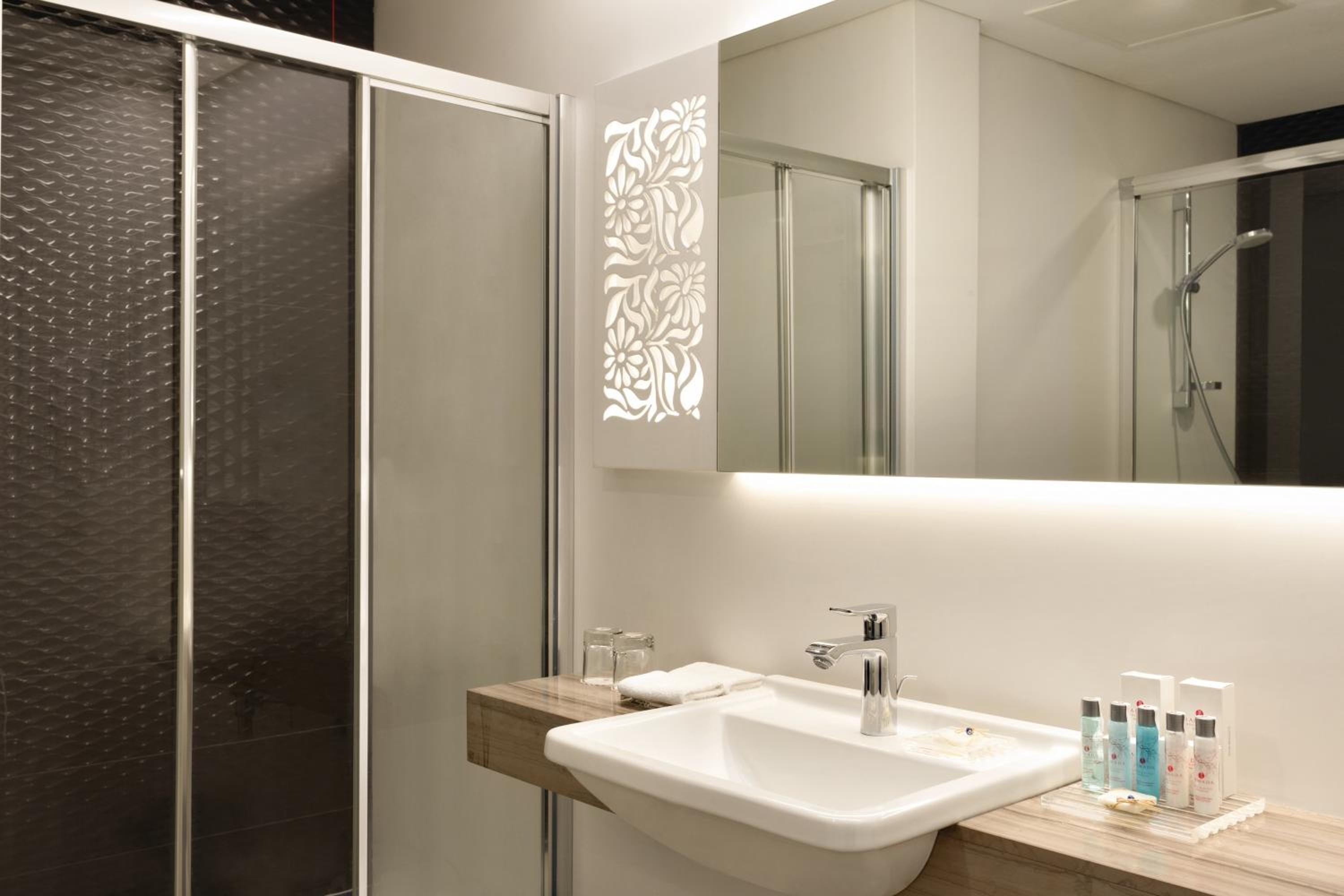 Foto de Ramada Hotel & Suites by Wyndham Izmir Kemalpasa