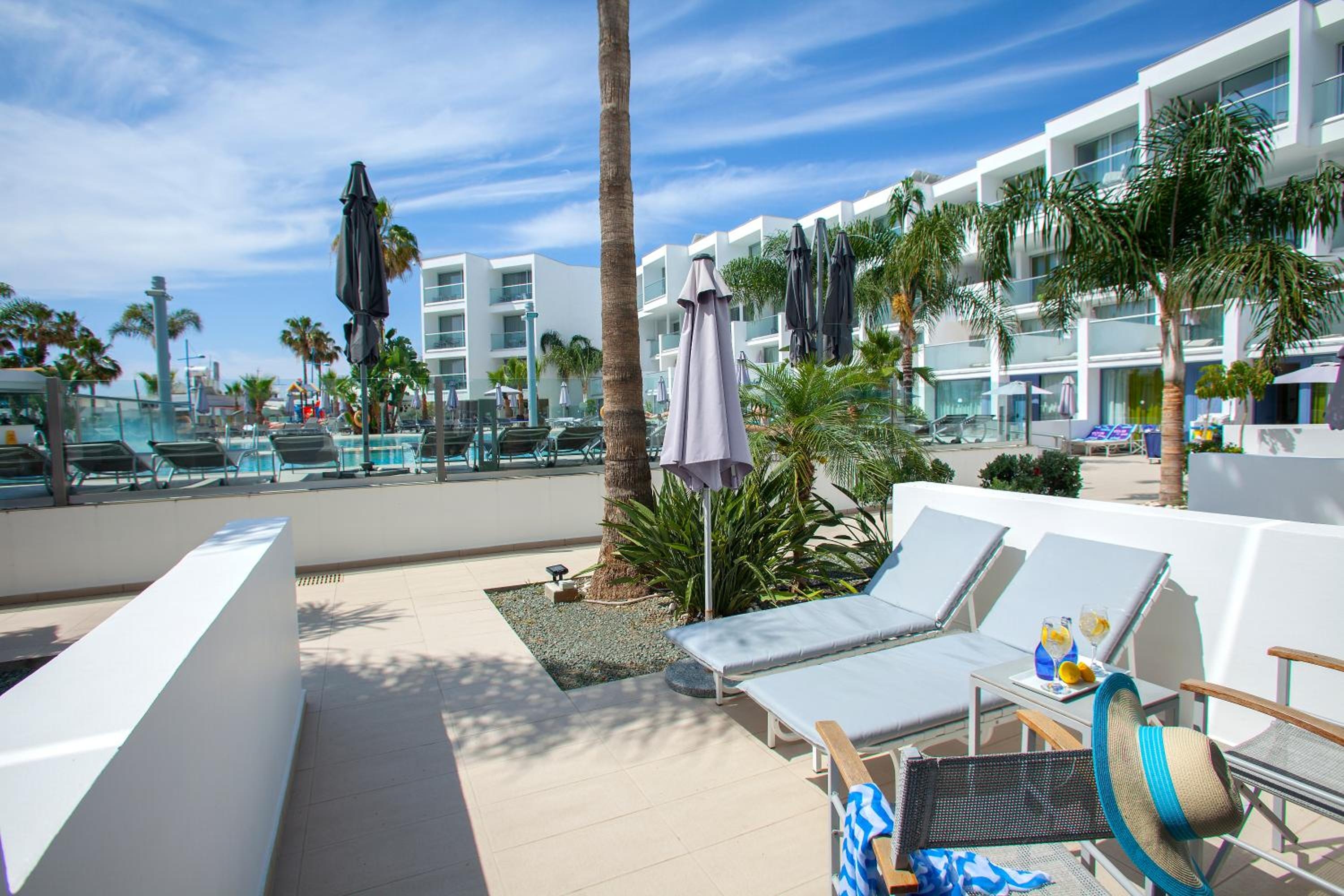 Foto de Limanaki Beach Hotel & Suites