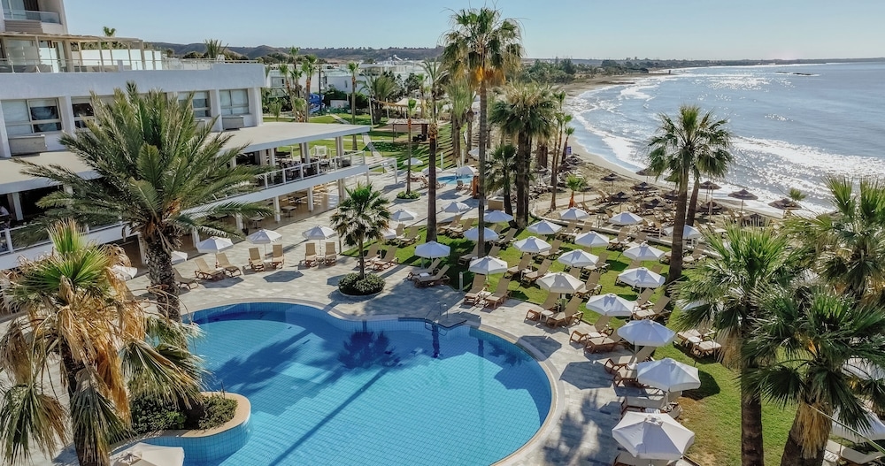 Foto de Golden Bay Beach Hotel