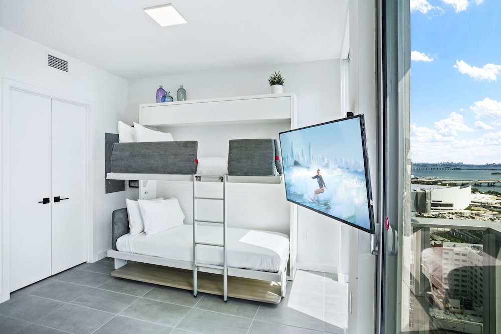 Foto de Modern High-Rise Condo with Pool/Gym, in Central DT MIAMI!