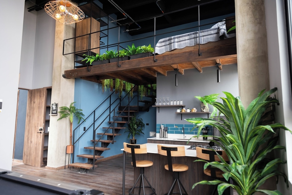 Royal Living Poblado, Poblado