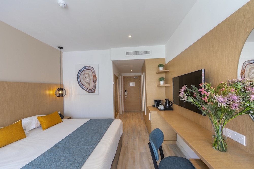 Foto de Leonardo Crystal Cove & Spa by the sea - Adults Only