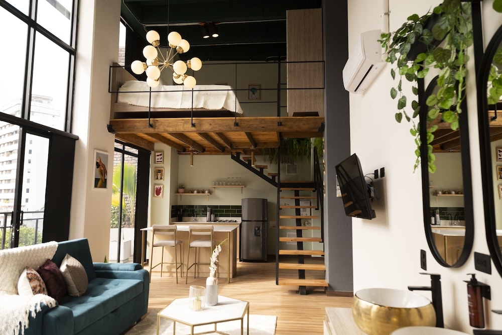 Royal Living Poblado, Poblado
