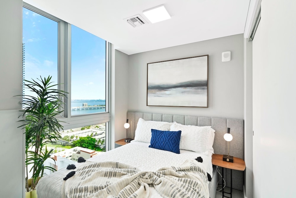Foto de Modern High-Rise Condo with Pool/Gym, in Central DT MIAMI!