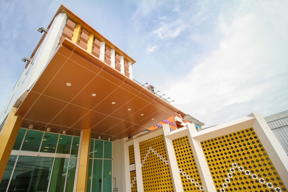 Convenient Grand Hotel Suvarnabhumi