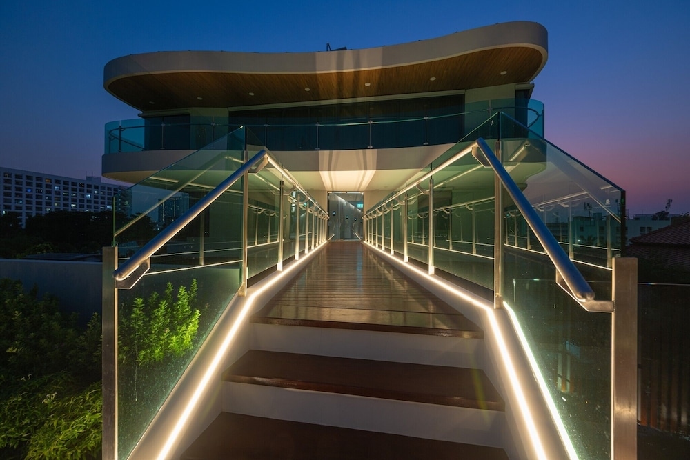 We Hotel Riverfront