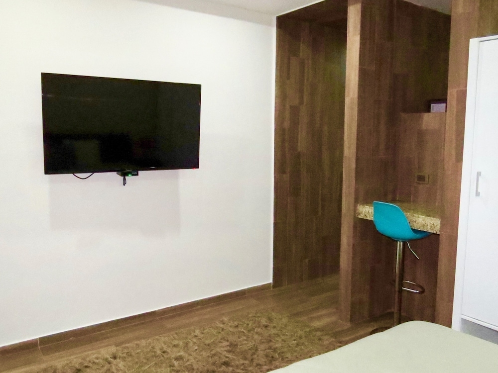 Foto de Palmarena Rooms and Residences - Long Stay Comfort with Parking, Sauna, Gym and Pool (Steps from 5th Avenue)